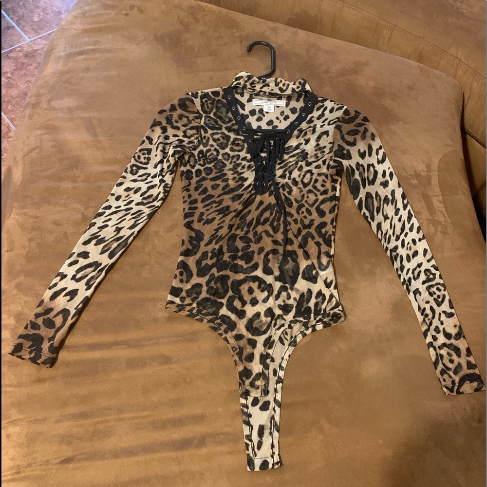 Adam Levine ,Xs y , leopard.